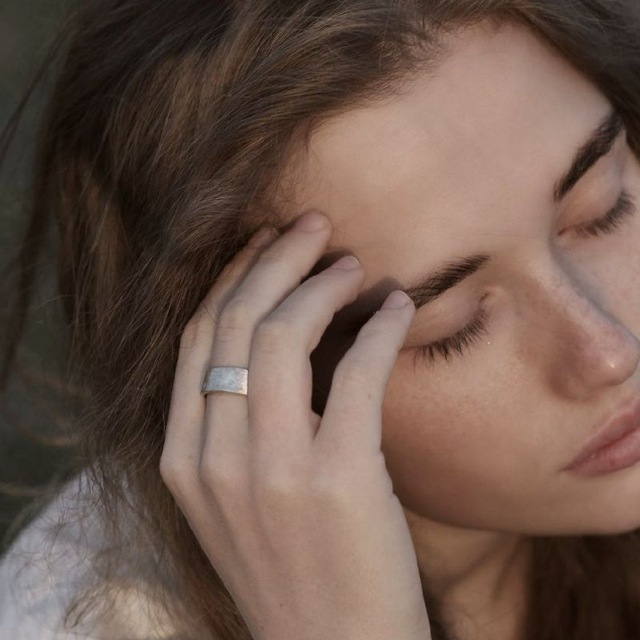 :: возьмите цветок.